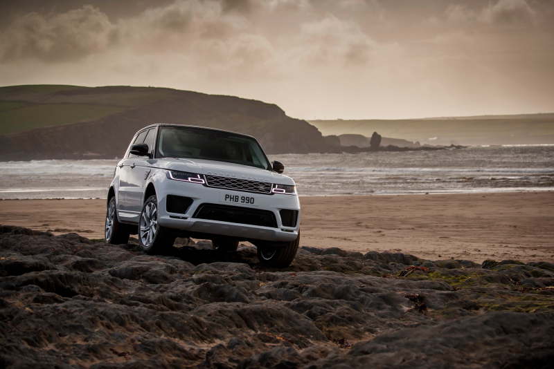 Illustration for article titled The First Plug-In Hybrid Range Rover Has 400 Horsepower And An Electric Range Of 31 Miles